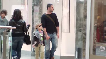 Dragos Bucur si-a gasit nasul! Vezi aici cine-i blondina care l-a pus cu botul pe labe