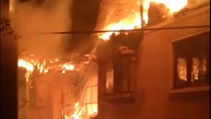 Incendiu devastator în Prahova! Patru case s-au făcut scrum. O femeie a ajuns la spital VIDEO