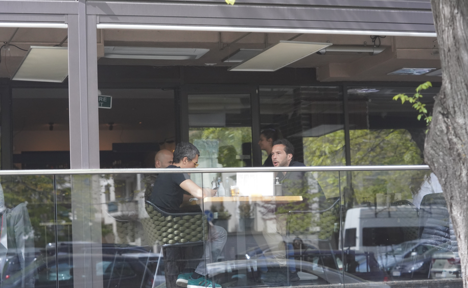 După ce au fost luați pe sus și duși la audieri, frații Tate se relaxează la restaurant  (Foto: CANCAN.RO)