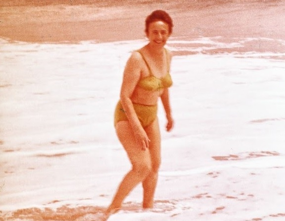 Cum se îmbrăca la plajă Elena Ceauşescu. Nu avea pic de ruşine