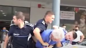 Bătrânul încătușat în fața unui centru comercial din Ferentari reacționează: „Mi-au pus piciorul pe cap și m-au lovit de asfalt”