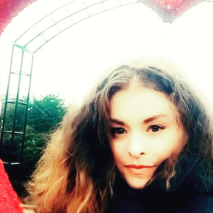 Monica Andrei, ex-Candy, s-a mutat împreună cu văduva lui Lucian Ionescu: “Câștigă cât să trăim de pe o zi pe alta”. Care sunt problemele cu care se confruntă cele două foste rivale