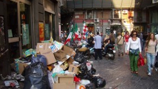 Miros pestilential si pericol de imbolnavire! Strazile din Neapole, acoperite de 1.700 de tone de gunoaie