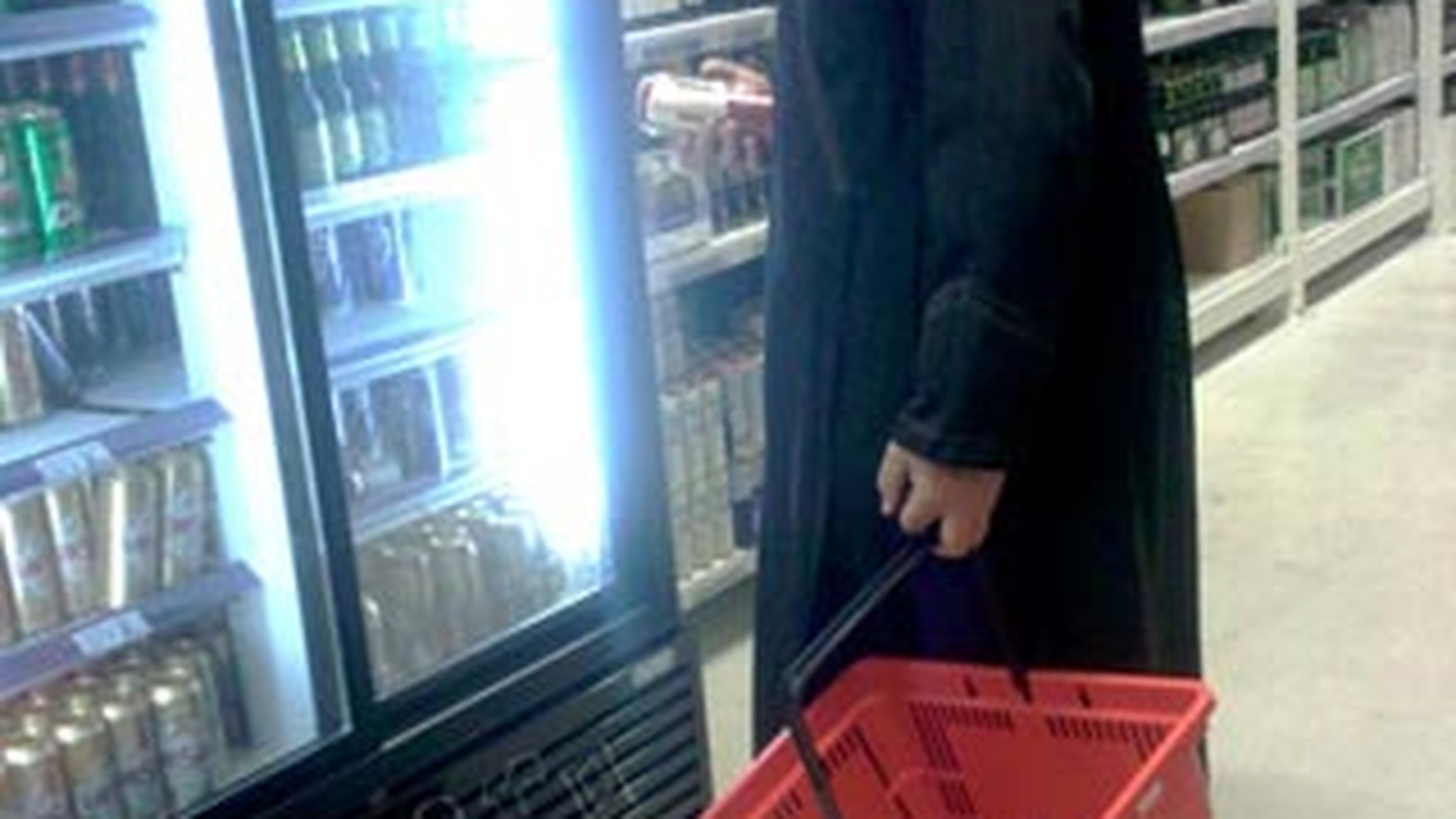 Imagine dumnezeiasca! Uite cum este la un pas sa cada in ispita un preot in fata vitrinei frigorifice cu bere - Doamne iarta-l ca nu stie ce face!