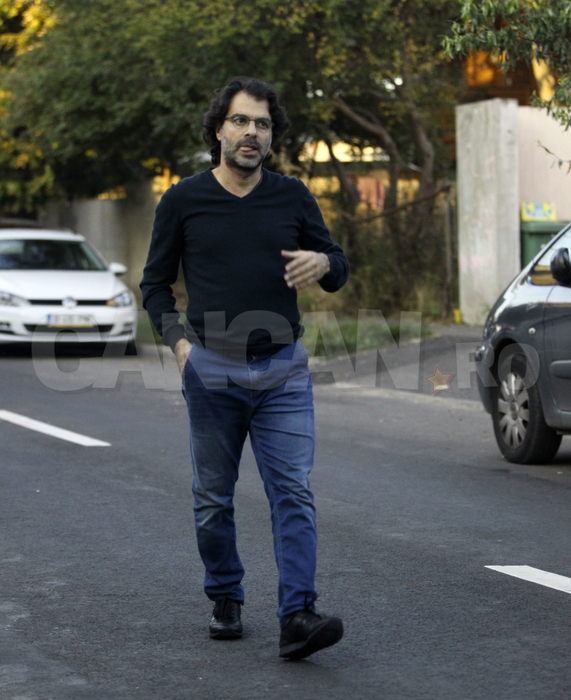Domnul Sensiblu şi poate cel mai mare colecţionar de tablouri din Bucureşti, un bogătaş aparte. Iubitul Annei Lesko, singur de ziua lui dar din ce în ce mai bogat!