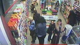 VIDEO Asta e metoda "tiganeasca" de a face shopping! Un grup de rromi au furat tot ce le-a cazut in mana dintr-o benzinarie din Dej!