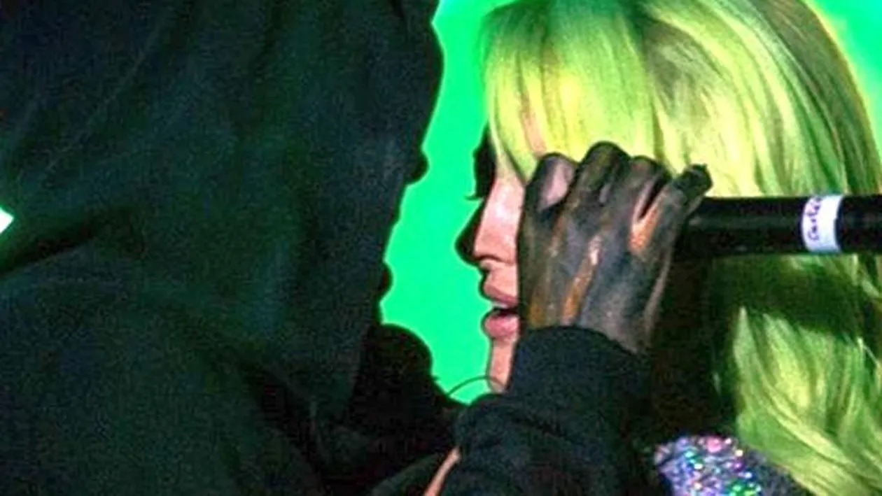 Ce zice soţul tău de asta? DELIA, fotografiată în timp ce un bărbăt stă la spatele ei şi...