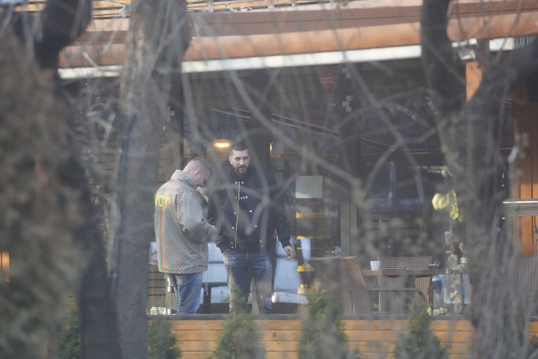 Virgil Șteblea, soțul Adelinei Pestrițu, la o ”combinație”, în fața restaurantului Vacamuuu (Foto: CANCAN.RO)