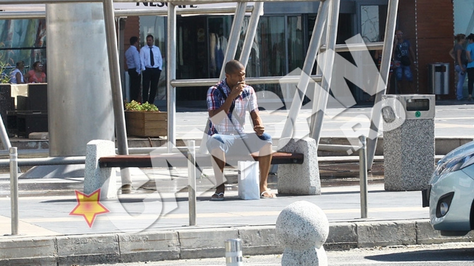 Lui Geraldo Alves i-a lipsit mult mancarea din Romania. Vezi cum musca portughezul dintr-un sandvis, cu mare pofta, in plina strada