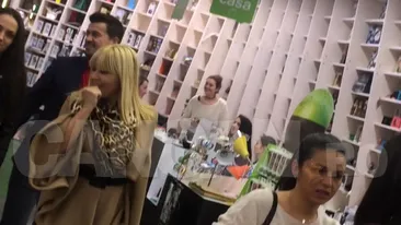 Elena Udrea & iubitul manechin îşi ”cultivă” dragostea în… librărie!