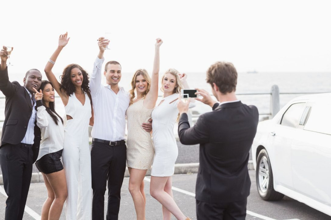 Bogaţii au versiunea lor secretă de Tinder! Ce criterii trebuie să îndeplinească oricine îşi doreşte să vorbească sau să iasă la întâlniri cu celebrităţile