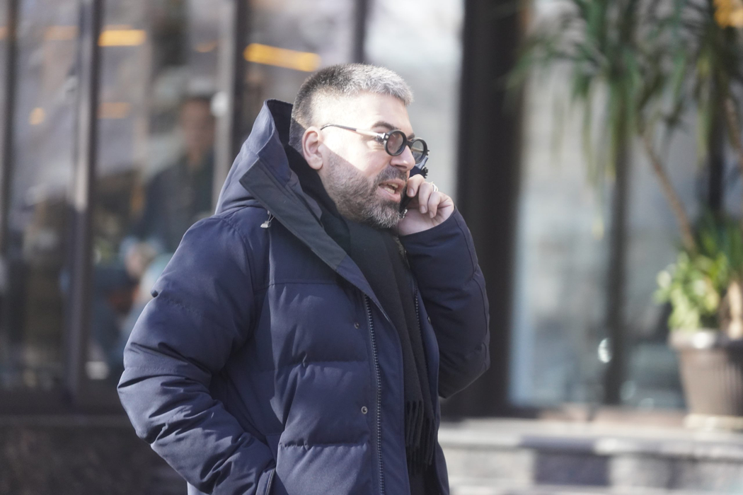 Maurice Munteanu duce "muncă de lămurire" la telefon (Foto: CANCAN.RO)
