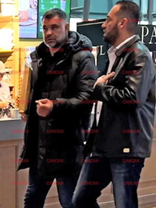 Daniel Ghiță cu un plic și un amic la Băneasa Mall