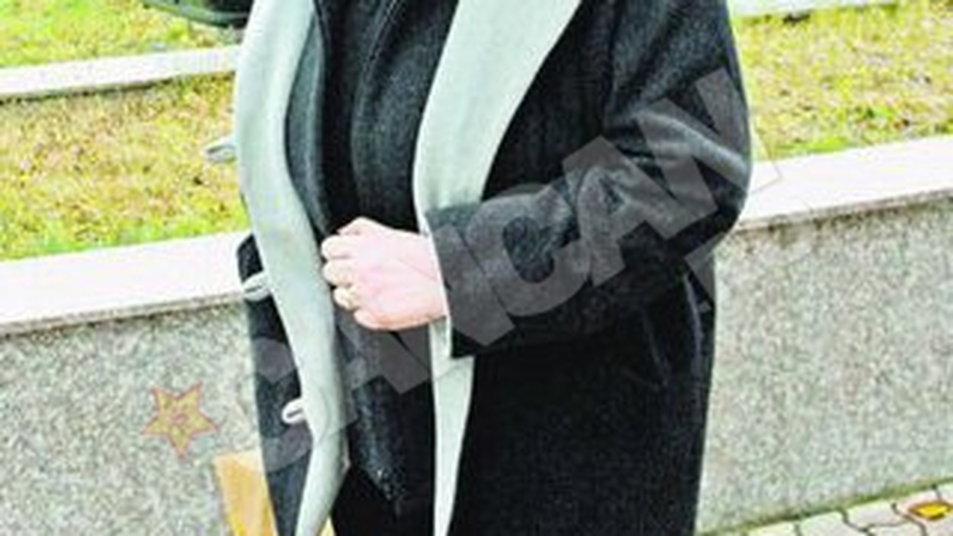 Grefiera Andreea Barlea, la inmormantarea Ioanei Paunescu. Si-a condus sora vitrega pe ultimul drum