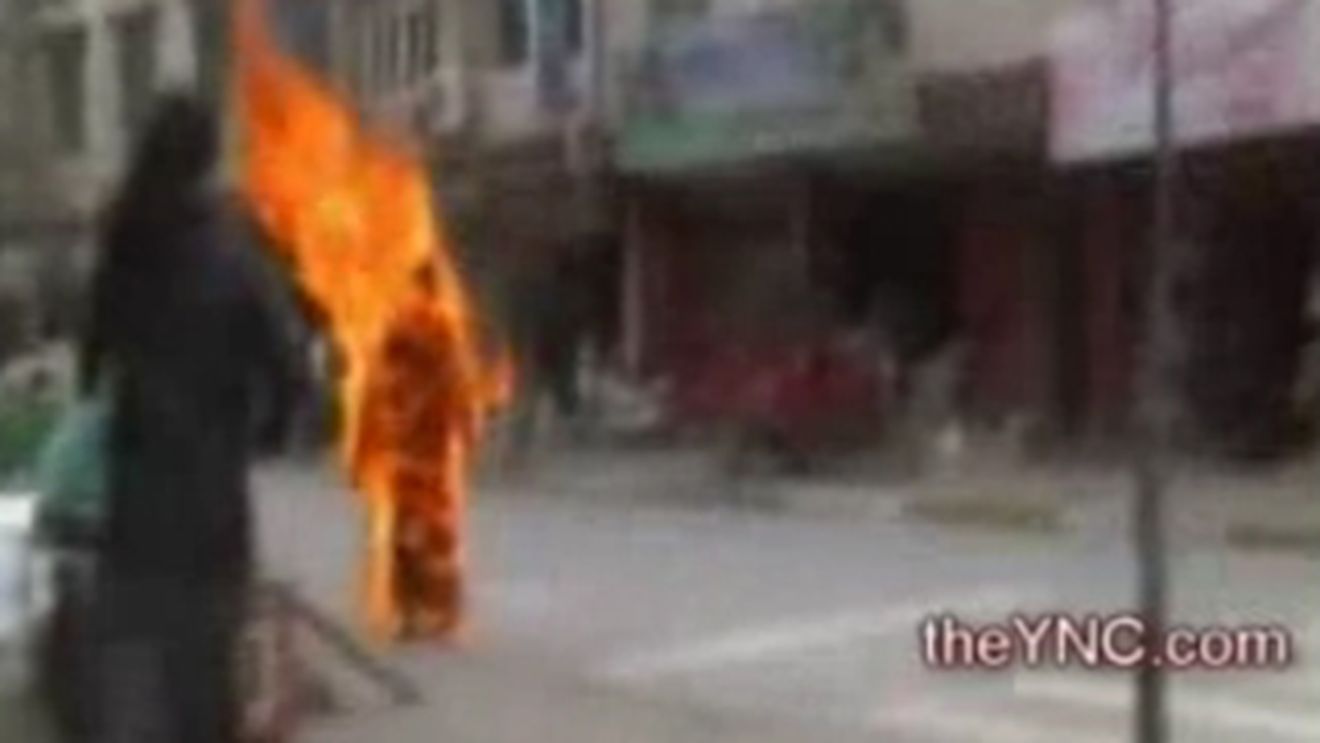 VIDEO O femeie tibetana si-a dat foc in plina strada dupa ce a fost violata! Nu a suportat rusinea!