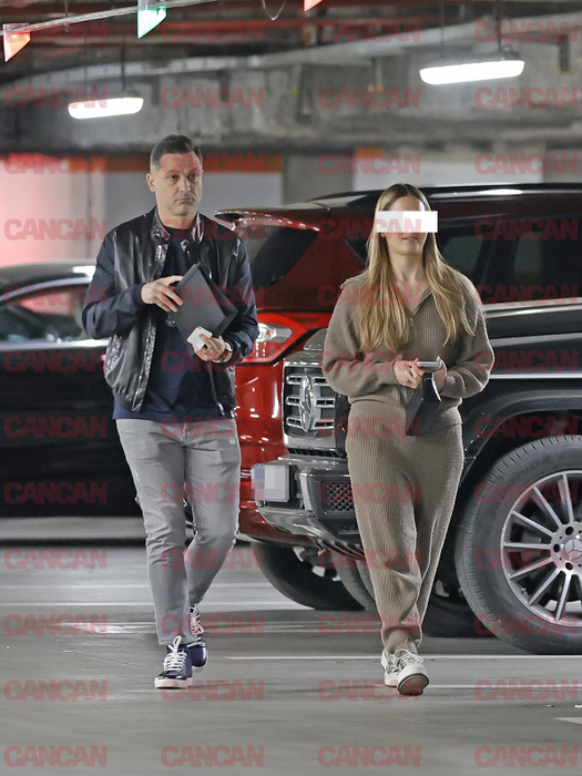 Mirel Rădoi cu fiica lui, Ingrid, în parcare la mall