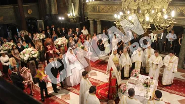 Primele imagini cu Elena Basescu mireasa! Presedintele Romaniei, coplesit de solemnitatea slujbei oficiate de 12 preoti! Basescu rezista greu emotiilor