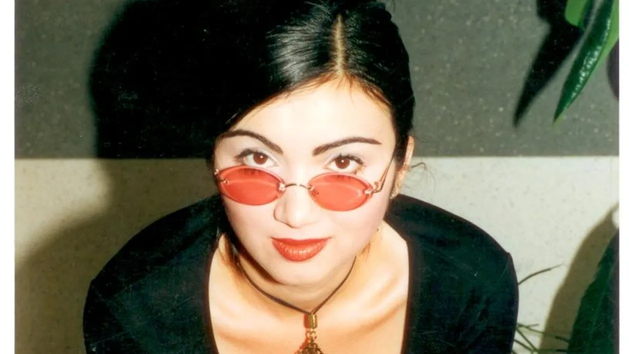 Adriana Bahmuțeanu, ca un vampir lângă ficus! Fotografia misterioasă de pe casa scării care rescrie legenda Prigoană