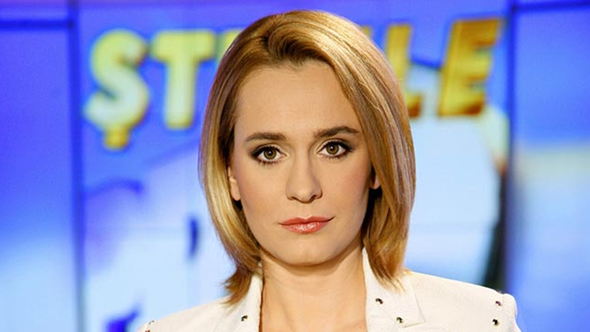 Parca nu au trecut anii peste ea! Uite cum arata Andreea Esca in 2001, in timp ce prezenta un material despre retragerea lui Hagi