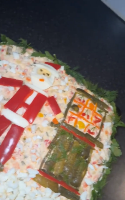 Ce a putut să scrie o tânără pe salata boeuf, de Crăciun / Foto: Captură Video TikTok