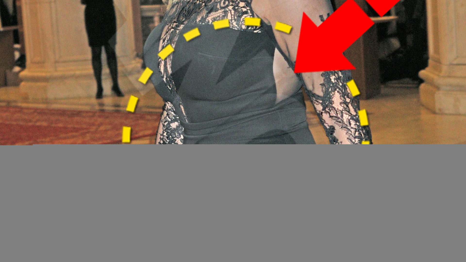 Se mai spulbera un “mit” al perfectiunii feminine! Kilogramele in plus i s-au revarsat, in public, din rochia mulata!