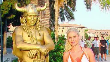 Bagata in sperieti de o statuie!