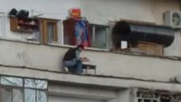 Singurul loc unde nu te asteptai sa vezi vreun cocalar facand gratar! Uite-l pe asta cum isi risca viata stand la etajul 7, pe marginea balconului, la cativa centimetri sa cada in gol!