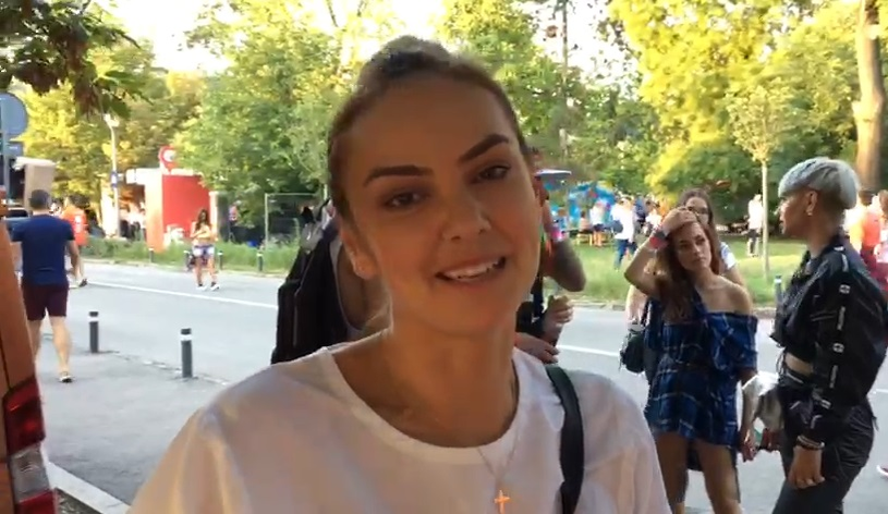 Cu cearcăne și cu un look răvășit, Roxana Ionescu și-a făcut apariția singură la Untold. Motivul neașteptat pentru care iubitul nu a însoțit-o
