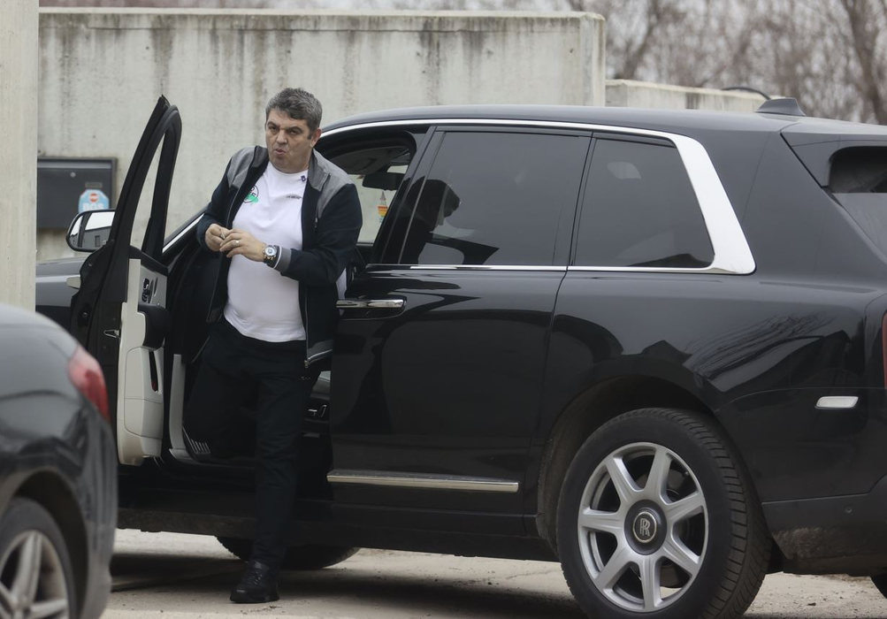 Bobi de la Urlați, boss-ul Oltina Impex Prod Com SRL, coboară din Rolls (Foto: CANCAN.RO)