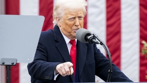 Președintele Donald Trump a anunțat taxe vamale de cel puțin 10% pentru toate țările. Ce prezic economiștii că va urma