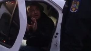 Spectacol grotesc în stradă, la ieșirea din Alexandria. Un membru al clanului Mărmureaua, beat la volan, a făcut show cu polițiștii - VIDEO