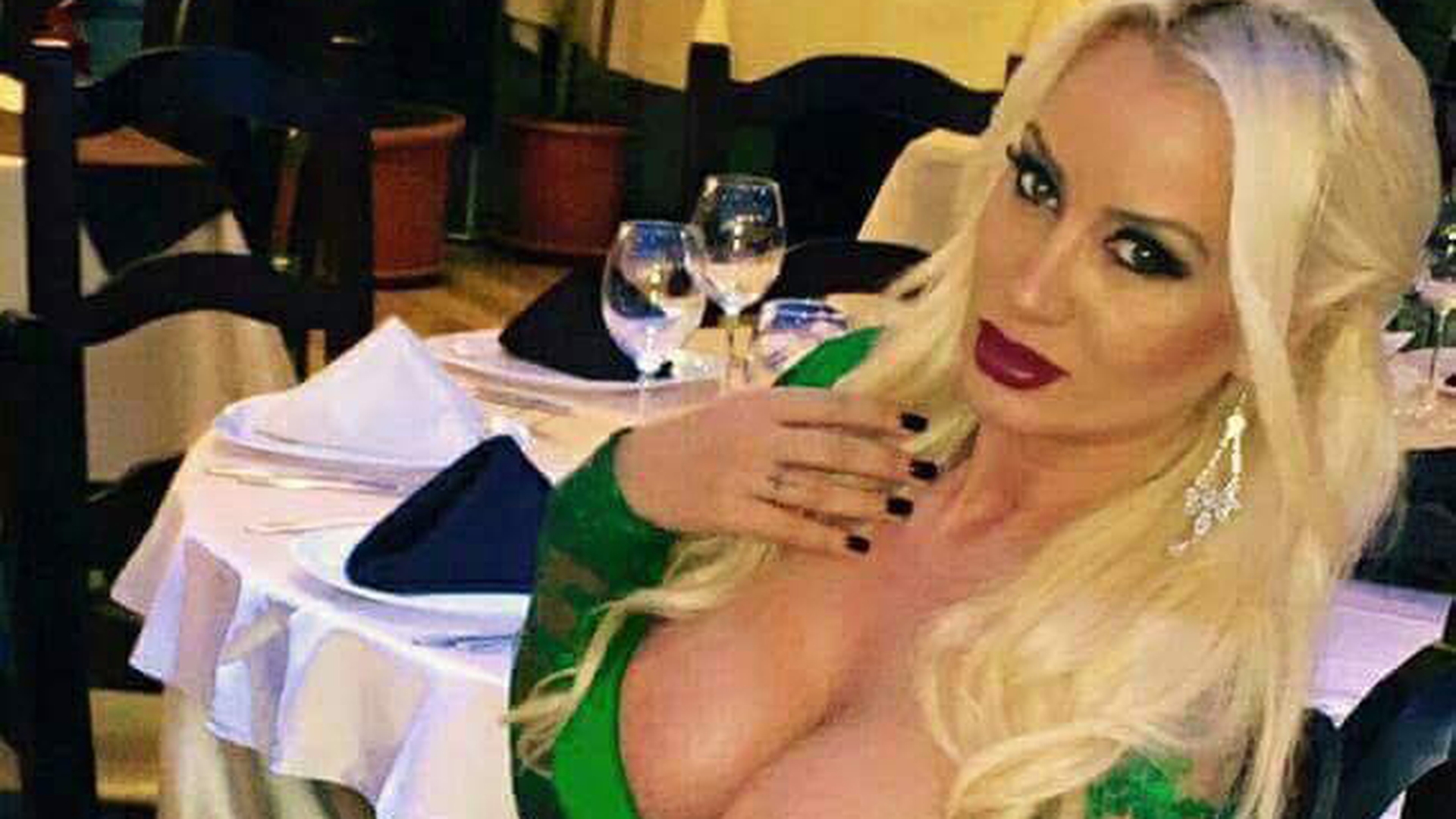 SIMONA TRAŞCĂ, surprinsă în ipostaze ruşinoase în avion! Ce făcea blonda de faţă cu toată lumea