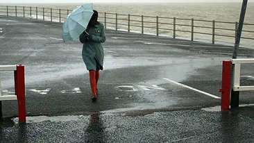 Nu te grăbi cu ochelarii de soare, hai să... scoatem umbrelele! Vezi cum se schimbă iar vremea în următoarele trei zile!