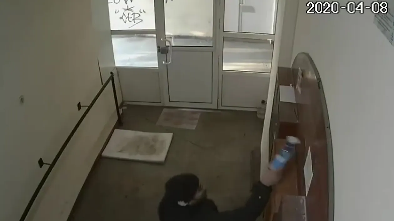 Se fură dezinfectantele din blocurile din Vâlcea. Hoţii au fost surprinşi de camerele de supraveghere