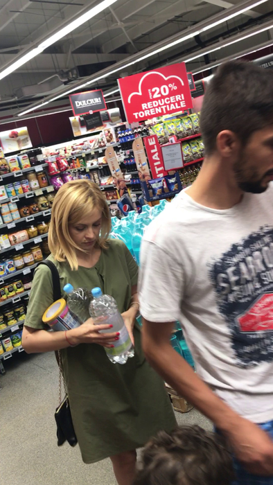 Simona Gherghe, cu ochii încercănaţi la cumpărături