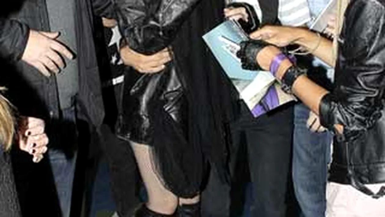 Lady Gaga face furori cu cizmele ei paroase!