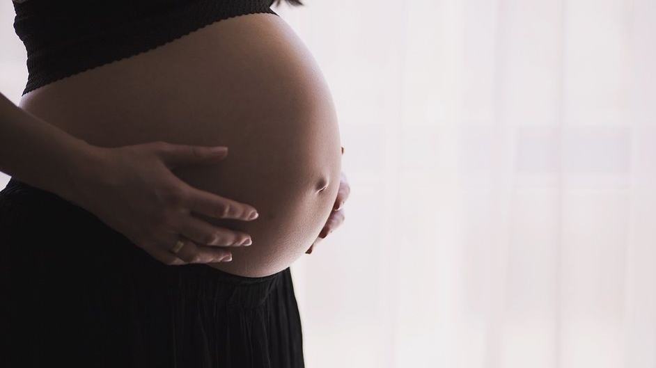O fetiță de 13 ani a născut un copil în stare de descompunere! Familia dă vină pe asistenta de pe ambulanță