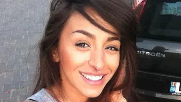 Ruby, jucausa si perversa! Imaginea asta ii va pune pe ganduri pe masculi. Ce cauta artista in costum de baie sub masa?