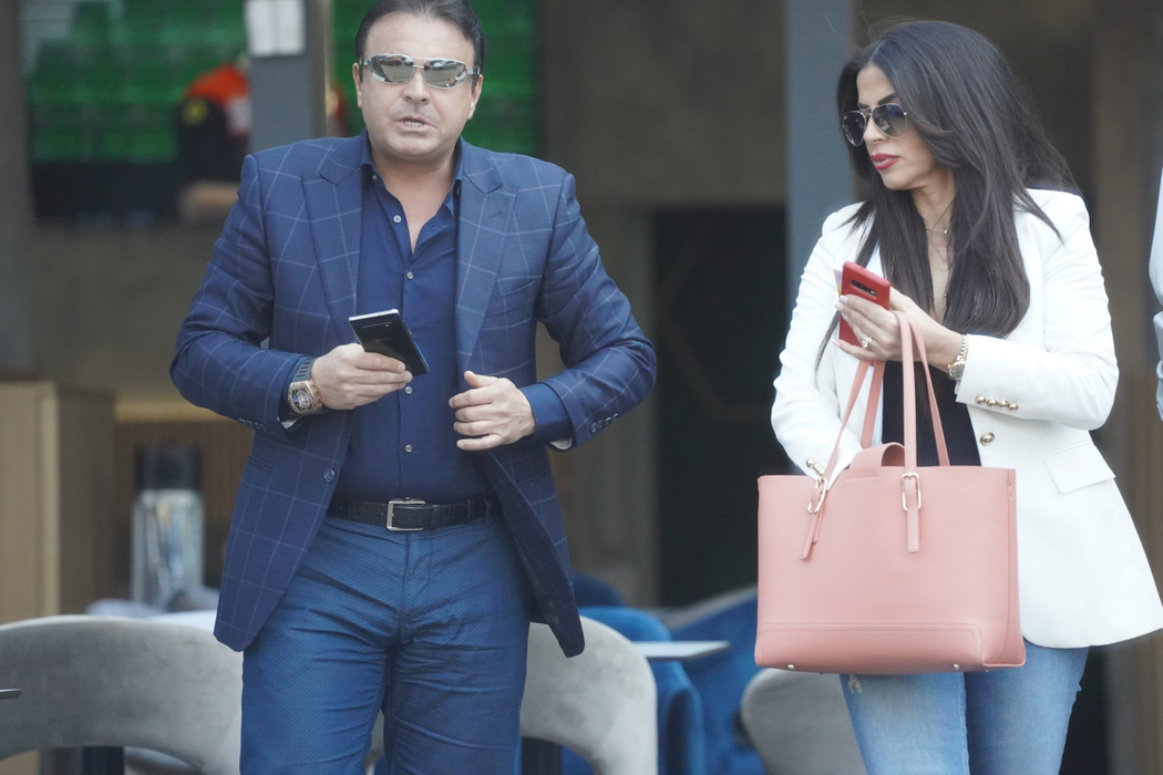 William Brînză s-a pregătit temeinic pentru întâlnirea cu sexoasa brunetă. Și-a vopsit părul și și-a pus la mână un ceas de 200.000 de euro