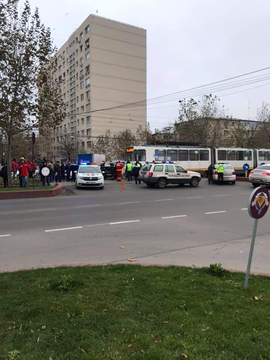 Accident în București între un tramvai și o dubă. În urma impactului violent, doi oameni au ajuns la spital