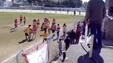 VIDEO! Scene șocante la un meci fotbal feminin! Patru jucătoare au ajuns la spital, după o bătaie generală între cele două formații!