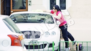Curatatoriile auto nu mai sunt pe gustul unor bogatasi! Si-a spalat bolidul in parcarea blocului