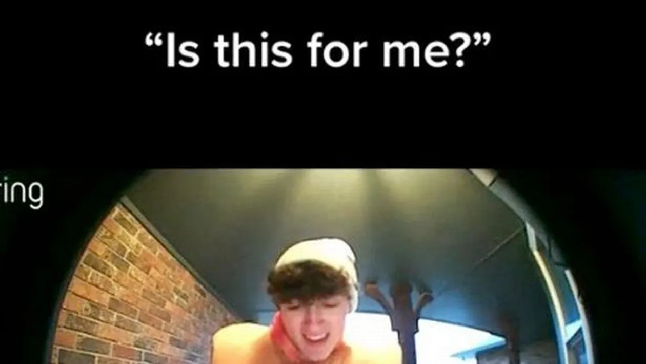 Imagini virale. Reacția unui tânăr care primește un bacșiș mare după ce livrează o pizza. VIDEO