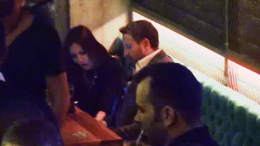 N-o sa ghicesti niciodata ce-i face aceasta femeie cu buze rosii lui Catalin Botezatu, chiar sub nasul sotului!