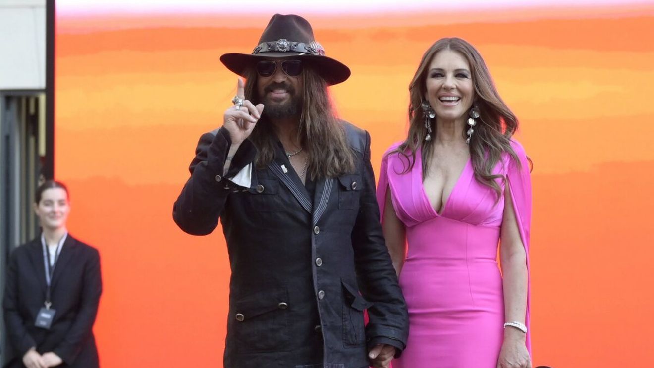 Elizabeth Hurley arată senzațional la 60 de ani! A pozat în cea mai sumară ținuta