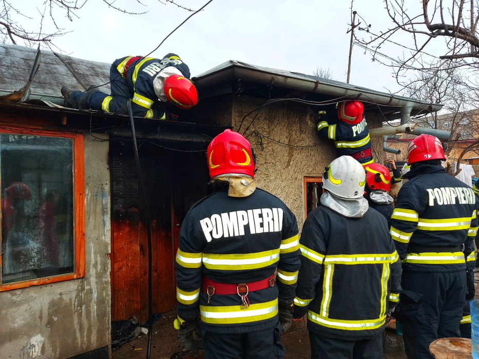 Incendiu de proporții la o casă din Giurgiu, după ce o tânără a încercat să aprindă focul în sobă