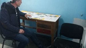 Şoferul unei primării din Dolj, umilit de primar. I-a făcut birou pe hol şi l-a trimis să conducă o rablă care stă pe butuci. Care e motivul răzbunării