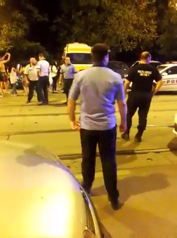 Oamenii au huiduit ambulanța