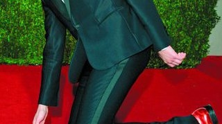 Mika umbla cu carne cruda in pantofi