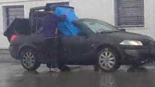 Absolut ireal! El este soferul mai prost ca noaptea - Pe o ploaie torentiala si-a decapotat masina sa-si indese cumparaturile - Are numere de Bacau